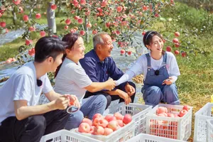 邢菲背带牛仔裤甜美剧照图片_12