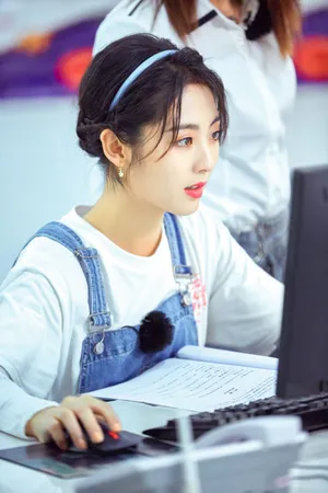 邢菲背带牛仔裤甜美剧照图片_13