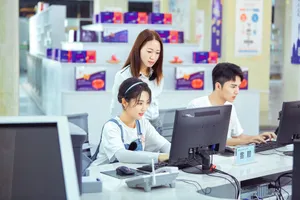 邢菲背带牛仔裤甜美剧照图片_14