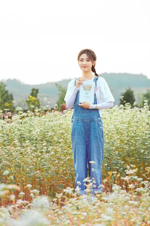 邢菲背带牛仔裤甜美剧照图片_15
