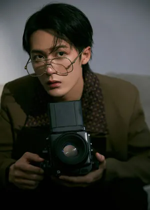 檀健次光影复古大片写真图片