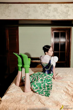 硬糖少女张艺凡复古氛围感大片写真图片