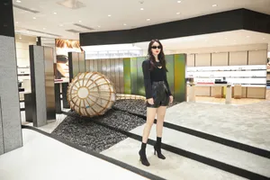 张佳宁全黑造型妩媚写真图片