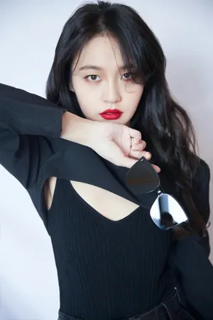 张佳宁全黑造型妩媚写真图片_4