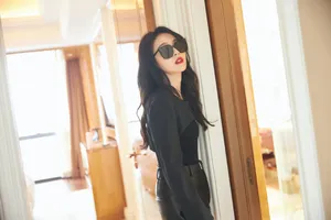 张佳宁全黑造型妩媚写真图片_6