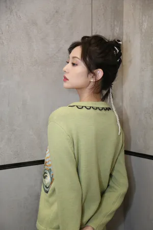盖玥希绿色套装优雅写真图片_3