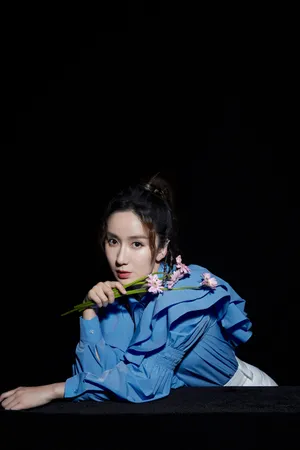 娄艺潇立体花边衬衫写真图片