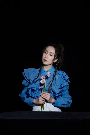 娄艺潇立体花边衬衫写真图片