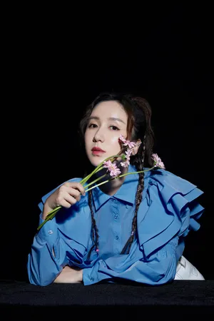 娄艺潇立体花边衬衫写真图片_2
