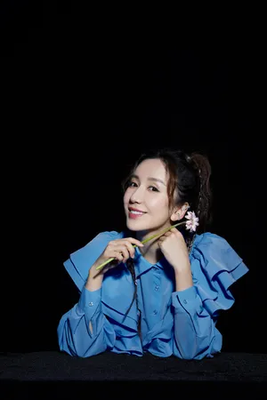 娄艺潇立体花边衬衫写真图片_3