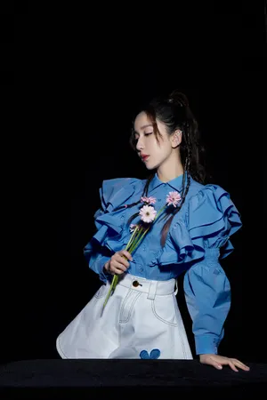 娄艺潇立体花边衬衫写真图片_4