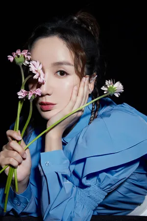 娄艺潇立体花边衬衫写真图片_6