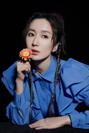 娄艺潇立体花边衬衫写真图片_7