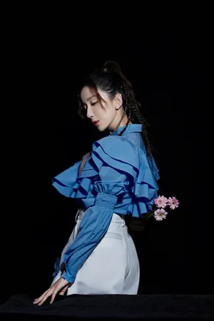 娄艺潇立体花边衬衫写真图片_8