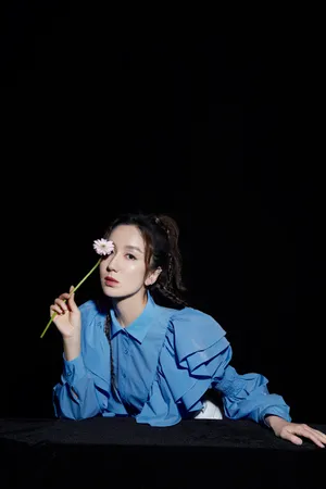 娄艺潇立体花边衬衫写真图片_9