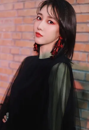 弦子黑色纱裙性感写真图片
