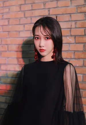 弦子黑色纱裙性感写真图片_2