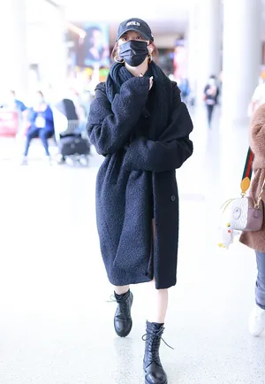 孔雪儿毛呢大衣时尚俏丽机场照图片_3