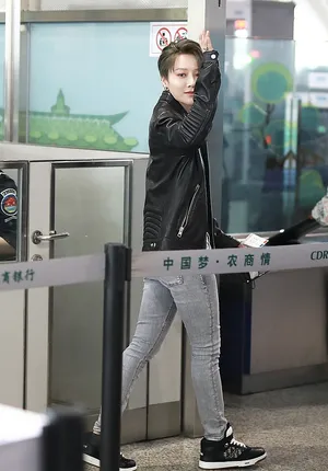 刘雨昕皮夹克造型帅气潮酷机场照图片_3