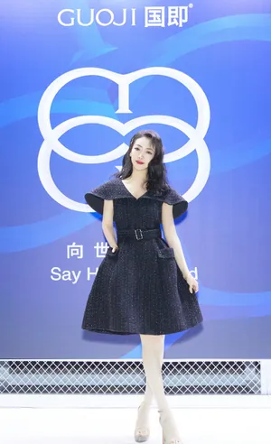 陈紫函黑色星光斗篷裙写真图片_4