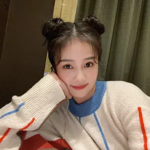 白鹿丸子头甜美俏皮自拍图片_1