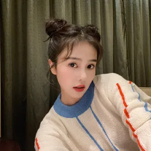 白鹿丸子头甜美俏皮自拍图片_2
