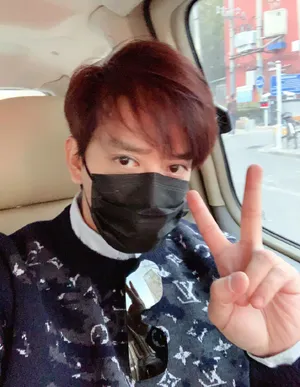 陈晓东全黑装扮酷帅时髦机场照图片_3