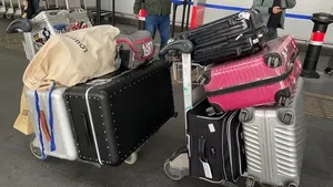 陈晓东全黑装扮酷帅时髦机场照图片_4