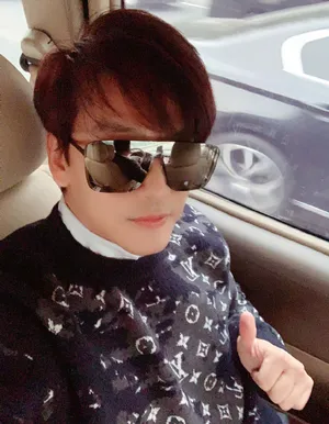 陈晓东全黑装扮酷帅时髦机场照图片_5