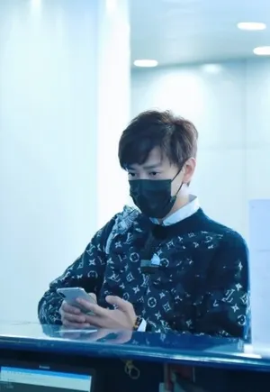 陈晓东全黑装扮酷帅时髦机场照图片_7