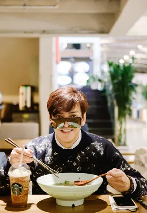 陈晓东全黑装扮酷帅时髦机场照图片_8