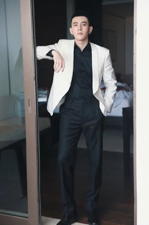 陈希郡白色西服儒雅帅气写真图片_2