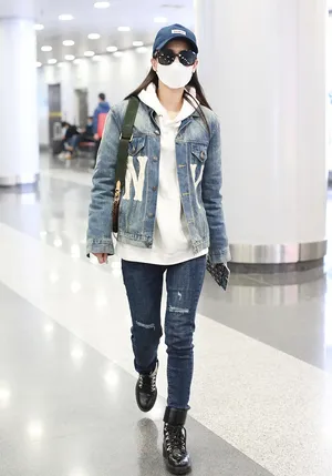 黄圣依牛仔服造型青春靓丽机场照图片