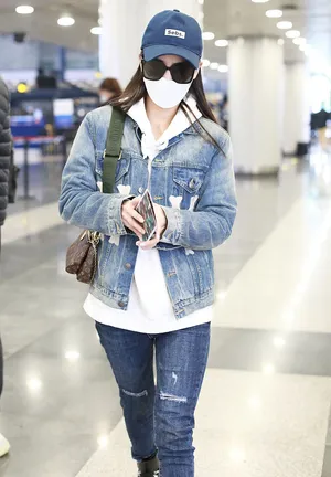 黄圣依牛仔服造型青春靓丽机场照图片_3