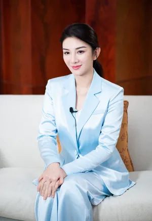 黄奕淡蓝色西服套装写真图片