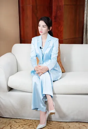 黄奕淡蓝色西服套装写真图片_5