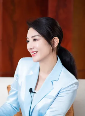 黄奕淡蓝色西服套装写真图片_6