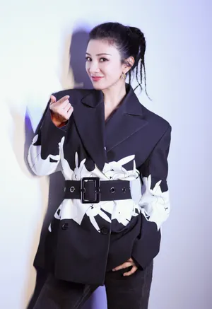 黄奕千兔格西装甜酷写真图片