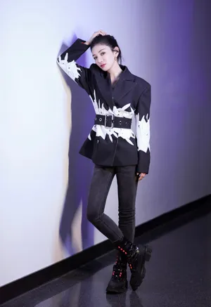 黄奕千兔格西装甜酷写真图片_5
