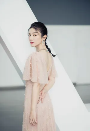黄奕粉裙性感靓丽写真图片_5