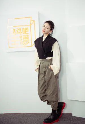 黄奕宽肩西装马甲写真图片_7