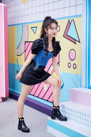 宣璐泡泡袖连衣裙甜美造型图片_1