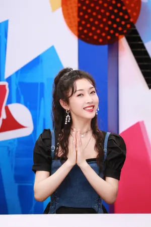 宣璐泡泡袖连衣裙甜美造型图片_2