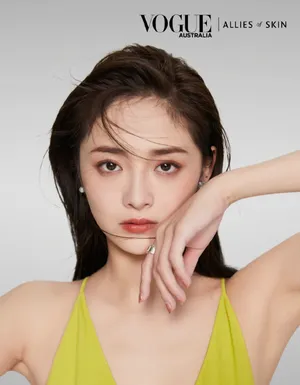 周洁琼吊带黄裙性感写真图片_1