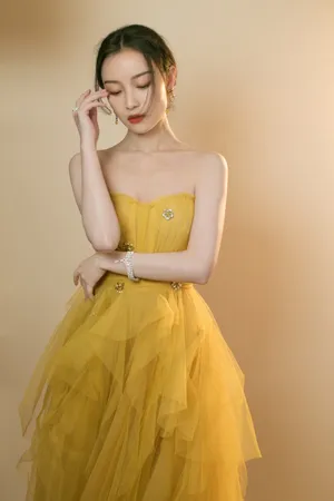 倪妮靓丽抹胸裙性感写真