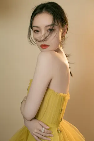 倪妮靓丽抹胸裙性感写真