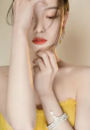 倪妮靓丽抹胸裙性感写真_4