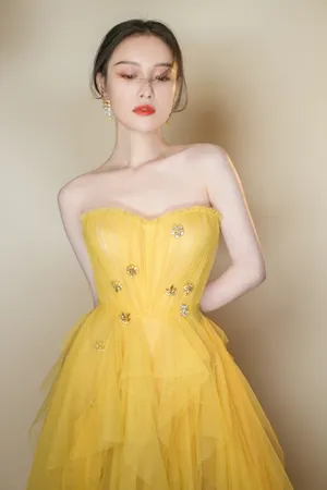 倪妮靓丽抹胸裙性感写真_5