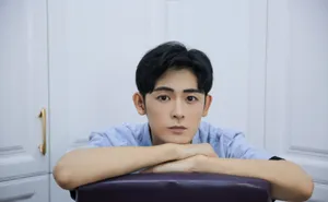 李欣泽蓝色衬衫帅气写真图片_3