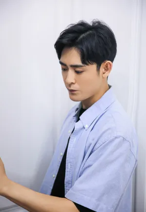李欣泽蓝色衬衫帅气写真图片_5